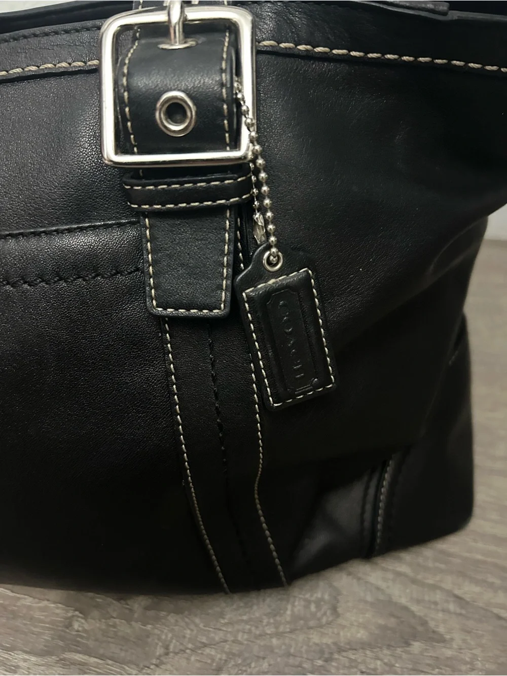 Classic Black Leather Tote Bag with Contrast Stitching